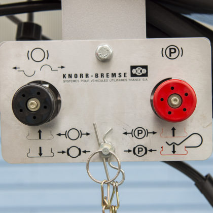 Common operating and parking brake console