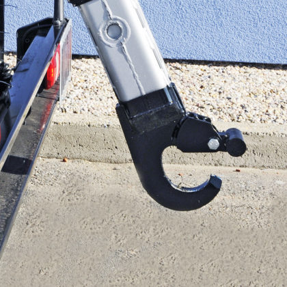 Hydraulic extensible hook with gravitation latch